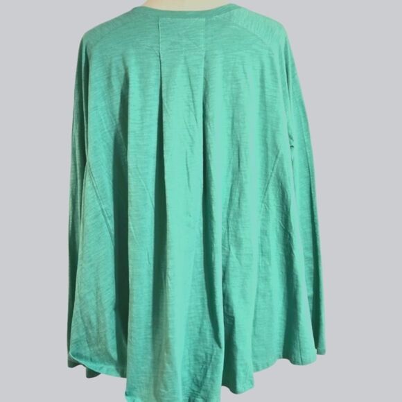Easel Women's Oversized Green Long Sleeve Trapeze Style Top NWT - Picture 4 of 7